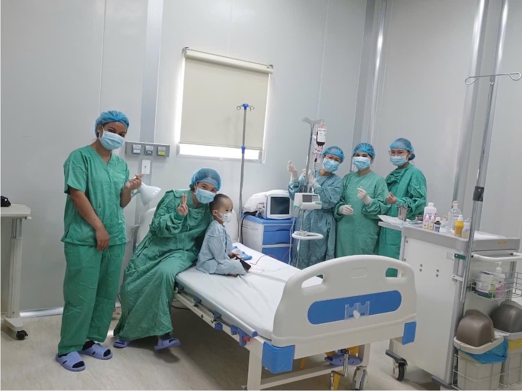 Hai em bé ghép tuỷ đồng loại