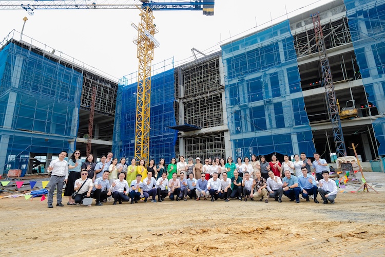 Lễ cất nóc Hoà Lạc Stemcell